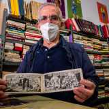 Il 72enne Giovanni Abbatescianni, proprietario dell�unico negozio di fumetti usati sopravvissuto a Bari: un �tempio delle vignette� aperto negli anni 60 in via Bovio, dove � possibile ancora effettuare la compravendita di �strisce�